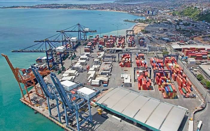 Vista aérea de terminal portuário com contêineres e equipamentos de movimentação